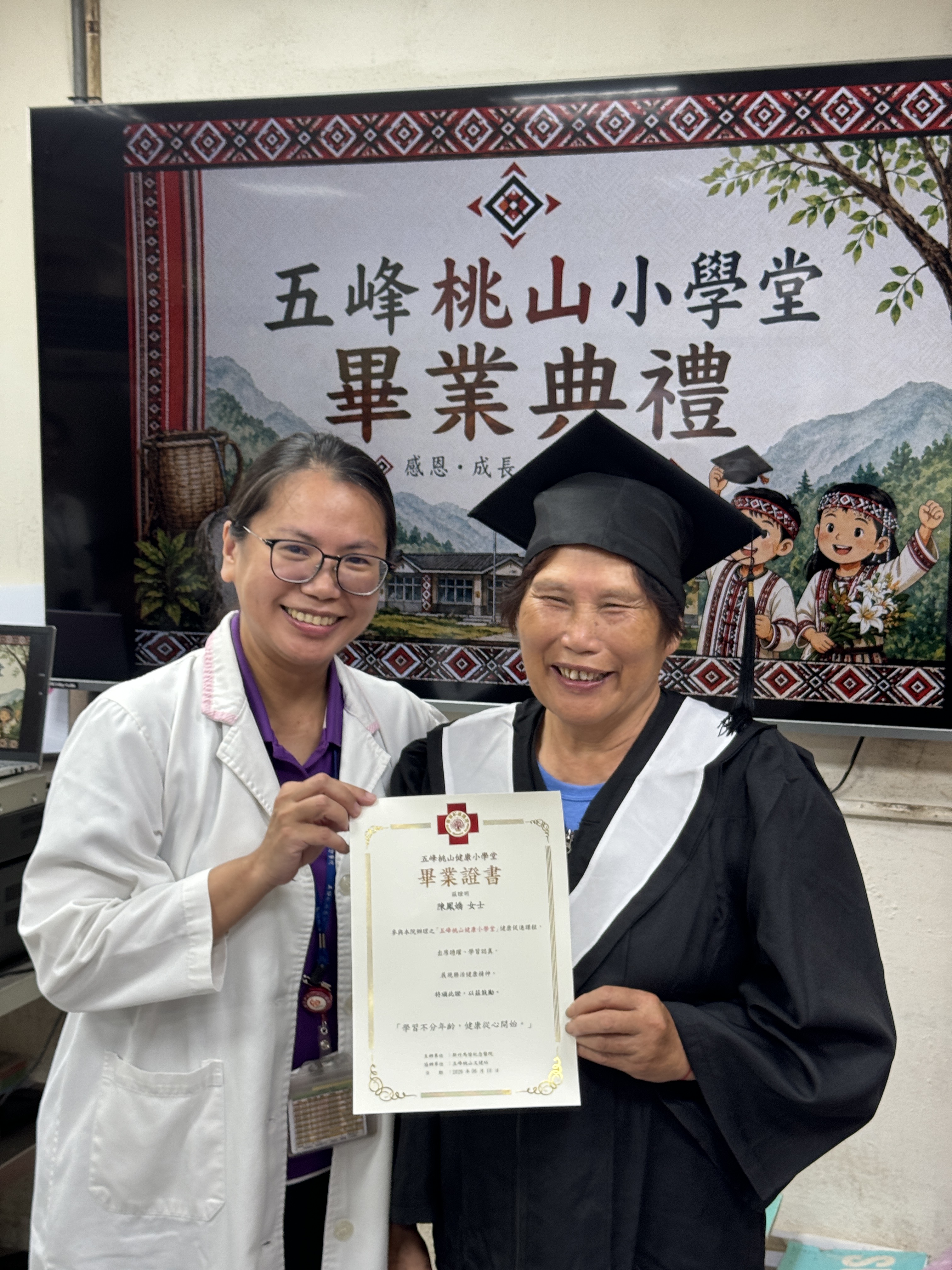 許雅芬護理長頒發結業證書給出席率最高的學員。